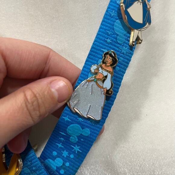 Disney Trading Pin Lot Of Five Pluto Chip & Dale Alice Jasmine Minnie Collection - Picture 3 of 12